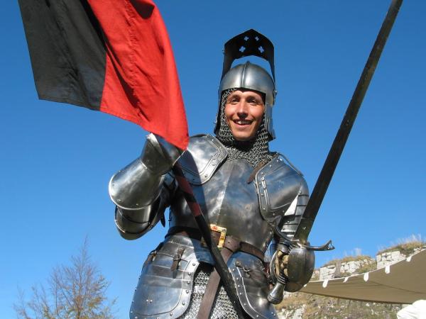 Bild 1 von 3: Wie das wohl damals bei den Rittern im Mittelalter war? Willi begibt sich auf eine spannende Expedition in die Vergangenheit. Hier steckt er in der Ritterrüstung von Philip. Die wiegt 32 Kilo!