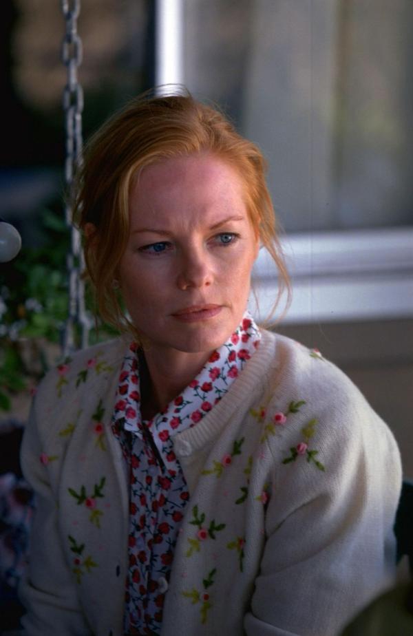 Bild 1 von 18: Als Erin Brockovich in der Kanzlei von Ed Masry (Albert Finney) als Assistentin anfängt, stößt sie in einer kleinen Gemeinde auf eine merkwürdige Häufung von Krebsfällen, die durch verseuchtes Trinkwasser verursacht wurde. Mit der Erlaubnis Eds recherchiert sie auf eigene Faust, dabei stößt sie auf Donna Jensen (Marg Helgenberger) ...