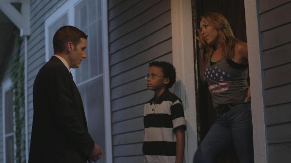 Bild 1 von 6: Wer hat Don Garcia ermordert? Ermittler Lt. Joe Kenda (Carl Marino, l.) befragt unzählige Zeugen und Verdächtige, um herauszufinden, wer den 27-Jährigen getötet hat. Don wurde am Steuer seines Wagens erschossen, nachdem er am 4. Juli eine Party fluchtartig verlassen hatte. Was ist dort passiert?