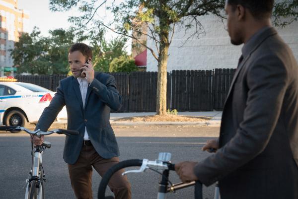 Bild 1 von 9: Für Bell (Jon Michael Hill, r.) und Holmes (Jonny Lee Miller, l.) scheint ihr neuer Fall klar: Das Mordopfer, ein Archäologe, musste sterben, weil er bei seiner letzten Ausgrabung auf heikles Material gestoßen ist ...