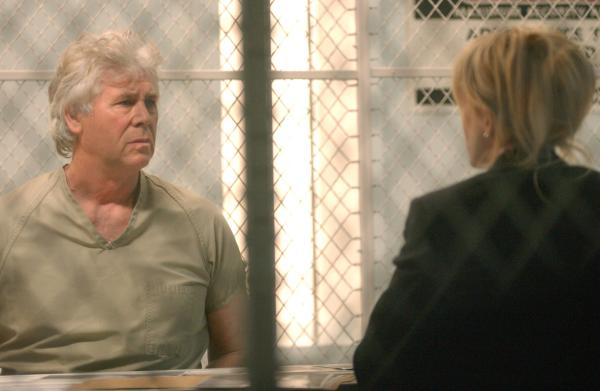 Bild 1 von 26: Det. Lilly Rush (Kathryn Morris, r.) im Gespräch mit dem Häftling Roy Anthony (Barry Bostwick, l.), der wegen guter Führung entlassen werden soll ...