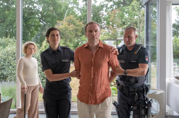 Bild 1 von 6: Nachdem die Tatwaffe eines bisher ungeklärten Falles bei Frank Stolpe (Mark Waschke) gefunden wurde, wird dieser vor den Augen seiner Frau (Angelina Häntsch, li. im Hintergrund) festgenommen.