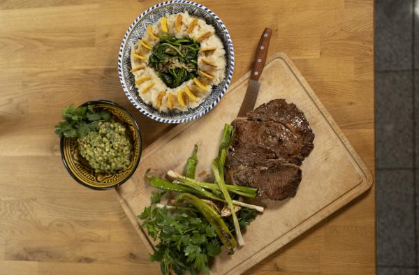 Bild 1 von 2: Das Hauptgericht von Profikoch Ali Güngörmüs: Steak mit Ayamashe, Fufu, Spinat und Bananenchips