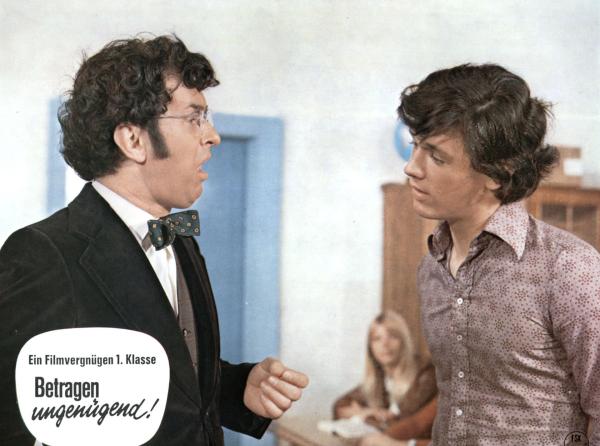 Bild 1 von 4: Der freche Pepe (Hansi Kraus, rechts) treibt mit seiner überheblichen Art den Lehrer Dr. Heidemann (Ernst Hilbich) zur Verzweiflung.