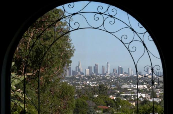 Bild 1 von 3: In den 1920er Jahren war Paul Revere Williams der Architekt eines sich wandelnden Los Angeles. Der junge afroamerikanische Baumeister prägte die Stadt durch eine moderne und ungezwungene Architektur.