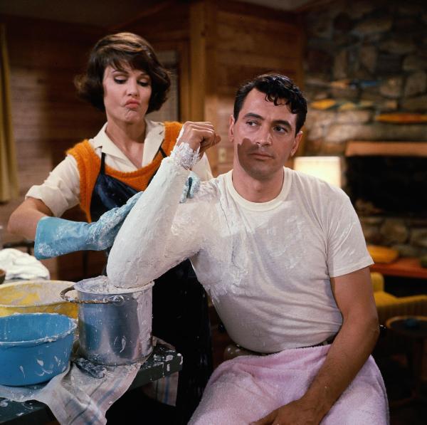 Bild 1 von 5: Schon bald muss Abigail (Paula Prentiss, r.) erkennen, dass Roger (Rock Hudson, l.) überhaupt keine Bagung fürs Angeln hat ...