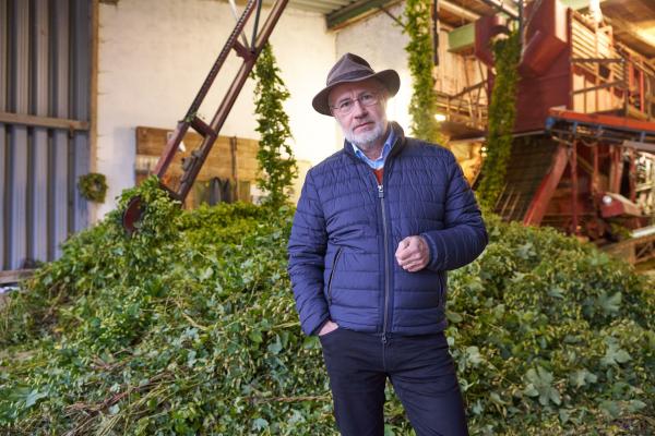 Bild 1 von 3: Hopfen, Hefe, Braugerste in Form von Malz und Wasser braucht man zum Bierbrauen. Harald Lesch zeigt, in welcher dieser Zutaten sich Gentechnik \
