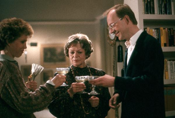Bild 1 von 1: Als Vera Drombusch (Witta Pohl, l.), Oma Drombusch (Grete Wurm, M.) und Siegfried Drombusch (Hans-Peter Korff, r.), beschließen, das verkorkste Weihnachtsfest mit einer stimmungsvollen Neujahrsnacht wieder gutzumachen. Aber sie erleben eine böse Überraschung.