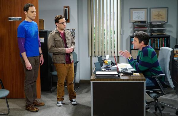 Bild 1 von 15: Leonard (Johnny Galecki, M.) und Sheldon (Jim Parsons, l.) zählen auf Kripkes (John Ross Bowie, r.) Hilfe, um ihre Superfluid-Helium-Theorie weiterzuentwickeln. Ihr Kollege stellt für seine Unterstützung allerdings eine harte Bedingung ...