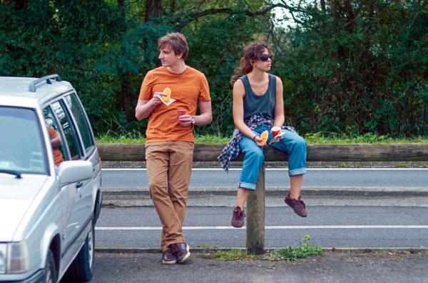 Bild 1 von 2: Während der Fahrt zu ihrer Familie beginnen Noé (Édouard Sulpice) und Aurore (Natacha Krief), sich langsam wirklich kennenzulernen.