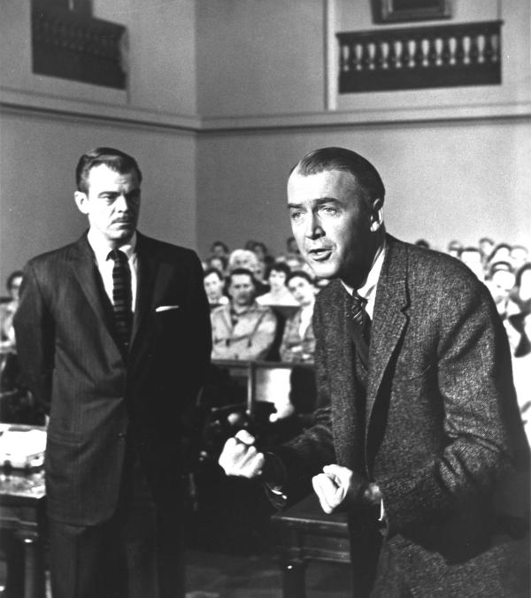 Bild 1 von 3: Strafverteidiger Paul Biegler (James Stewart, r.) liefert sich vor Gericht ein wortgewaltiges Duell mit der Staatsanwaltschaft, hier vertreten durch Mitch Lodwick (Brooks West, l.)