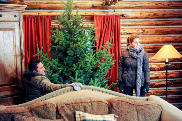 Bild 1 von 17: CHRISTMAS UNDER WRAPS - When a driven doctor doesn't get the prestigious position she planned for, she unexpectedly finds herself moving to a remote Alaskan town.  Photo: David O'Donnell, Candace Cameron Bure  Photo Credit: Copyright 2014 Crown Media United States LLC/Photographer: Fred Hayes