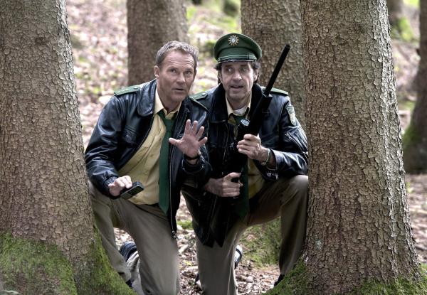 Bild 1 von 8: Hubert (Christian Tramitz, links) und Staller (Helmfried von Lüttichau) sind Wilderern auf der Spur.