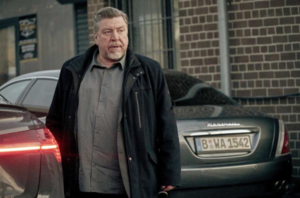 Bild 1 von 7: Fredo Schulz (Armin Rohde) folgt einer Spur.