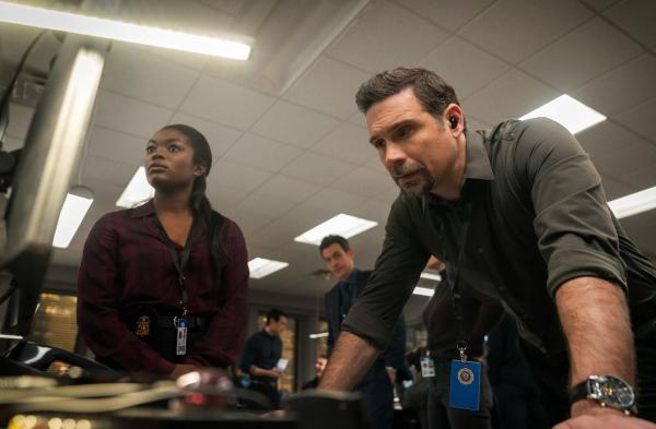 Bild 1 von 16: (v.l.n.r.) Kristen Chazal (Ebonée Noel); Stuart Scola (John Boyd); Assistant Special Agent in Charge Jubal Valentine (Jeremy Sisto)
