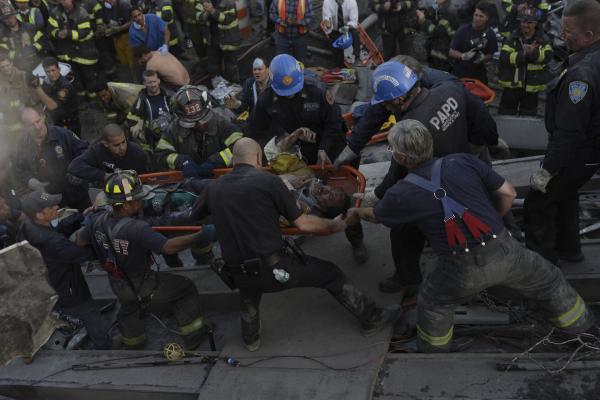 Bild 1 von 19: Von einem Moment auf den anderen werden die Retter zu Opfern. 2749 Menschen sterben beim Attentat auf das World Trade Center, darunter über 300 Polizisten. 20 von ihnen können gerettet werden: Auch John McLoughlin (Nicolas Cage, liegend) wird schwer verletzt lebendig begraben, 22 Stunden liegt er unter Betonplatten, ehe er doch noch gefunden wird ...