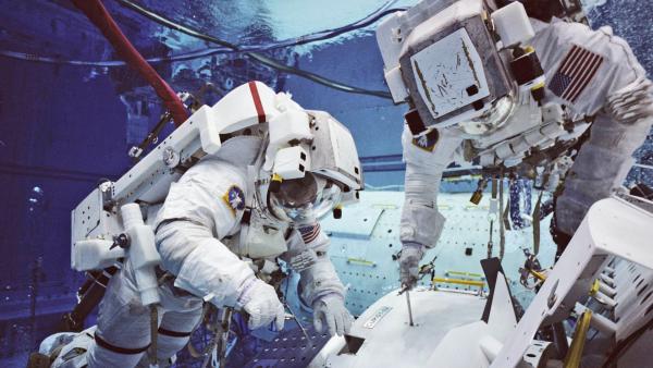 Bild 1 von 4: Das Gefühl der Schwerelosigkeit lässt sich am besten unter Wasser nachempfinden. Astronauten trainieren das Fortbewegen und Arbeiten ohne Einwirkung der Schwerkraft daher in speziellen Trainingsbecken.