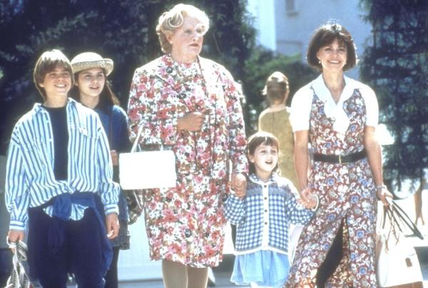 Bild 1 von 19: Miranda (Sally Field, r.) und die Kinder Lydia (Lisa Jakub, 2.v.l.), Chris (Matthew Lawrence, l.) und Natalie (Mara Wilson, 2.v.r.) können sich ein Leben ohne Mrs. Doubtfire (Robin Williams, M.) nicht vorstellen.