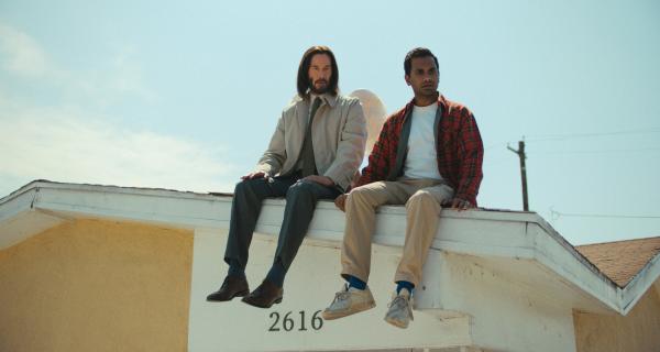 Bild 1 von 6: Keanu Reeves as Gabriel and Aziz Ansari as Ari in Good Fortune. Photo Credit: Courtesy of Lionsgate