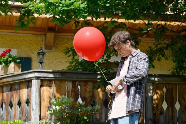 Bild 1 von 15: Adrian (Kristo Ferkic) lässt zum Geburtstag seines Vaters eine Ballon-Botschaft steigen.