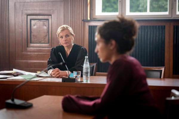 Bild 1 von 15: Vor Gericht: Staatsanwältin Judith Schrader (Nadja Uhl) hört die wichtigste Zeugin Leyla Sharif (Sabrina Amali).