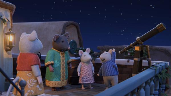 Bild 1 von 2: Sam (rechts) berichtet begeistert, was er durch das Teleskop alles sehen konnte. Julia (2. von rechts), Frau Kosmos (2. von links) und Julias Mutter (rechts) hören ihm gebannt zu.