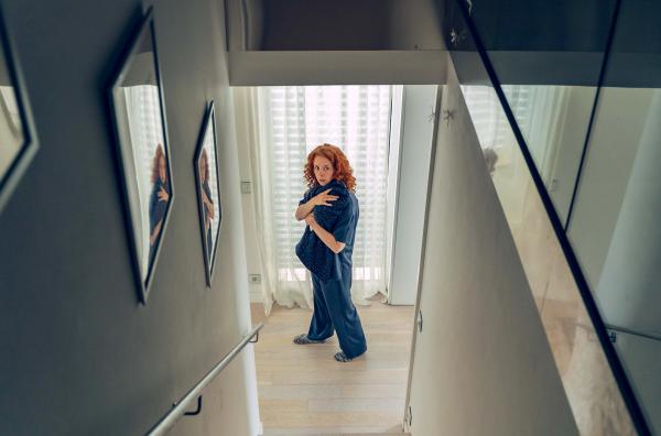 Bild 1 von 3: Maria (Johanne Louise Schmidt) ist mit ihrem neugeborenen Baby allein zu Hause, als plötzlich ein Fremder das Haus betritt. Kann Rolf ihnen noch rechtzeitig zu Hilfe kommen?