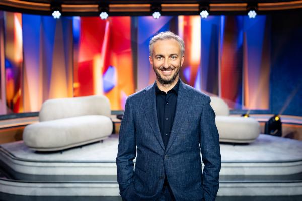 Bild 1 von 1: Moderator Jan Böhmermann in seiner ZDF Primetime-Sendung \