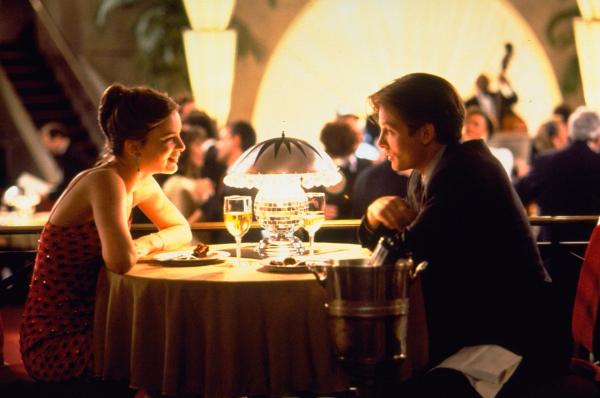 Bild 1 von 10: Von einem der Gäste wird Concierge Doug (Michael J. Fox, r.) gebeten, sich um seine Frau Andy (Gabrielle Anwar, l.) zu kümmern. Nicht ahnend, dass das Date seinen Traum von einem eigenen Hotel ins Wanken bringen könnte ...