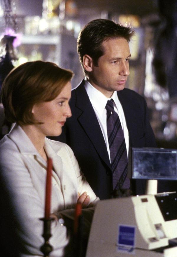 Bild 1 von 6: Dana Scully (Gillian Anderson, l.); Fox Mulder (David Duchovny, r.)