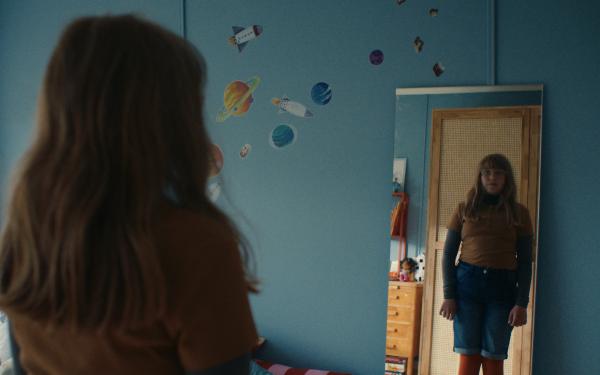 Bild 1 von 10: Mina (Liv Elvira Kippersund Larsson) schaut zweifelnd in den Spiegel.