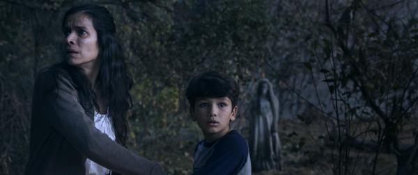Bild 1 von 12: (v.l.n.r.) Patricia Alvarez (Patricia Velasquez); Chris (Roman Christou); La Llorona (Marisol Ramirez)