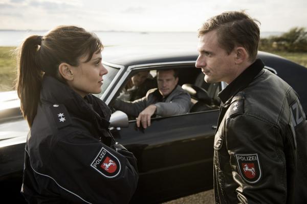 Bild 1 von 9: Bei einer Fahrzeugkontrolle erfahren Süher Özlügül (Sophie Dal, l.) und Jens Jensen (Florian Lukas, r.) von Luke (Florian Panzner, M.), dass ein alter Bekannter von Jens seine Haftstrafe verbüßt hat und nun \
