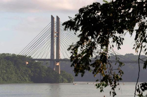 Bild 1 von 3: Der Fluss Oyapock markiert die Grenze zu Brasilien in Französisch-Guayana.