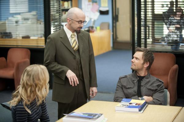 Bild 1 von 12: Nach dem Dekan-Training fühlt Dekan Pelton (Jim Rash, M.) sich mächtiger denn je und will Jeff (Joel McHale, r.) und dessen Lerngruppe das Leben schwer machen ...