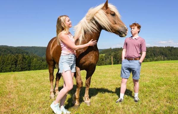 Bild 1 von 5: Tadeo (Kajetan Filip Simon, rechts) versucht vor Elisa (Maria Müller, links) zu überspielen, dass er Angst vor Pferden hat.