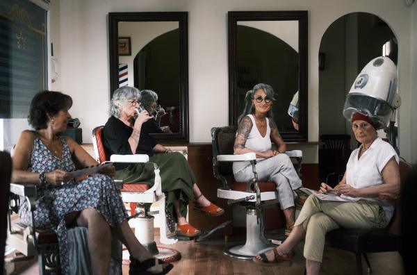 Bild 1 von 3: Ein Gespräch im Frisiersalon: Die Spanierinnen ? unter ihnen Pilar (li.), Montserrat (2.v.l.) und Laura (re.) ? verraten, wie sie Sexualaufklärung im konservativen Spanien der 60er Jahre erlebt haben.