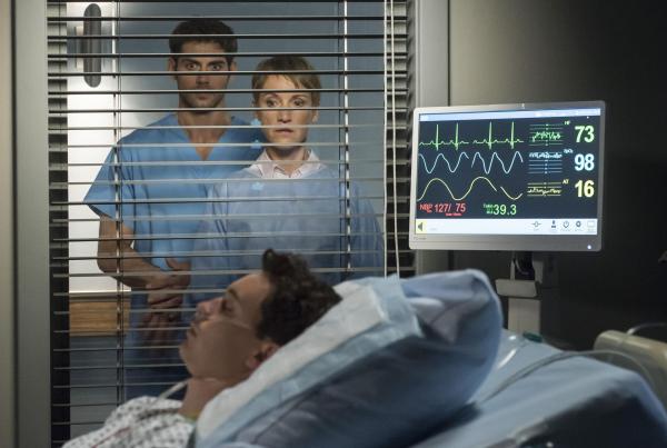 Bild 1 von 11: (v.l.n.r.) Dr. Niklas Ahrend (Roy Peter Link); Jakub Renner (Jonas Haemmerle); Anja Renner (Theresa Berlage)