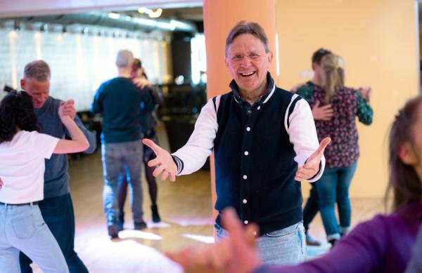 Bild 1 von 2: Tanzlehrer Georg Stallnik in der Tanzschule Stallnig-Nierhaus.