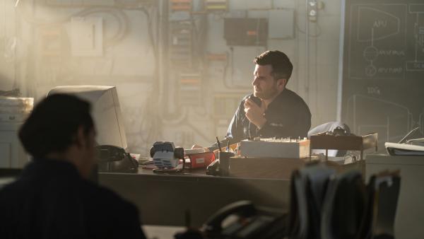 Bild 1 von 3: Ein Mechaniker des Flughafens LAX in Los Angeles kann den Piloten in ihrer Not nicht weiterhelfen. (Reenactment-Szene).