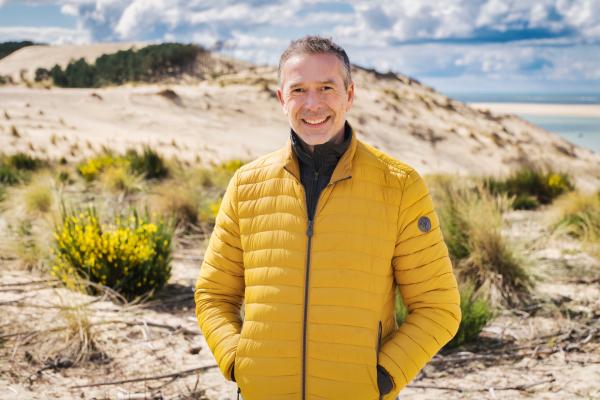Bild 1 von 8: Warum bewegen sich einige Dünen fort? Dirk Steffens erforscht das Geheimnis der höchsten Wanderdüne Europas, die Dune du Pilat bei Arcachon, Frankreich.
