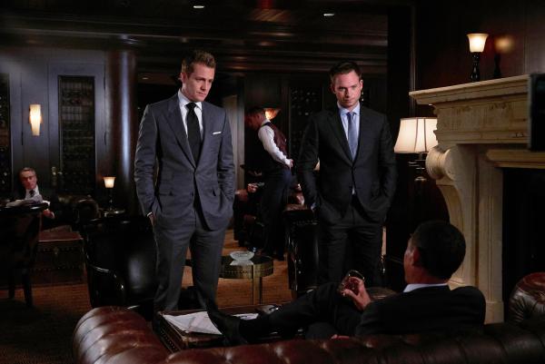 Bild 1 von 2: Harveys (Gabriel Macht, l.) und Mikes (Patrick J. Adams) Sammelklage gegen den Velocity-Firmenchef James Palmer (Scott Lawrence) droht ins Stocken zu geraten. Oder werden sie neue Beweise finden?