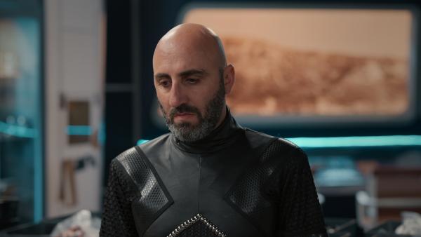 Bild 1 von 3: Der zwielichtige Emil Pollack (Kobi Farag) stellt sich der Crew vor.