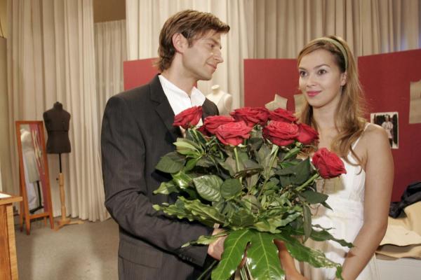 Bild 1 von 13: Auch Jan (Igor Jeftic, l.) will sich mit Hannah (Laura Osswald, r.) verabreden.