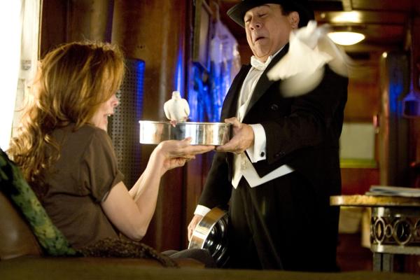 Bild 1 von 9: Anstatt an ihrem neuen Roman zu schreiben, verbringt die Autorin Carol Carver (Kim Bassinger, l.) ihre Zeit in einem Spielkasino. Dort lernt sie Walter (Danny DeVito) kennen, der sie mit seiner Zaubertricks fasziniert ...