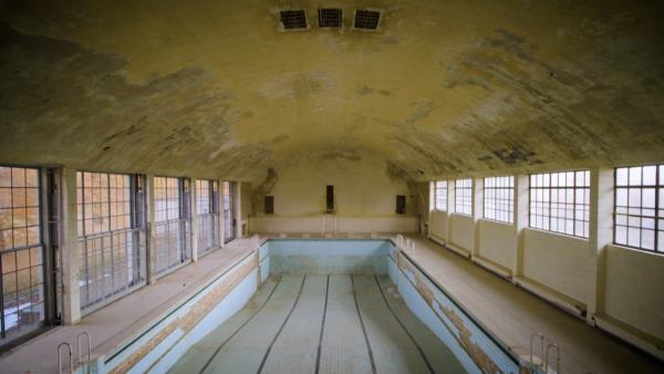 Bild 1 von 3: Ein verlassener Swimming-Pool im ehemaligen Wünsdorfer Hauptquartier der russischen Armee.
