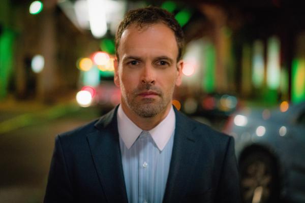 Bild 1 von 11: Holmes (Jonny Lee Miller) und Watson sind auf der Jagd nach einem Computerhacker, der drei Menschen auf dem Gewissen hat ...