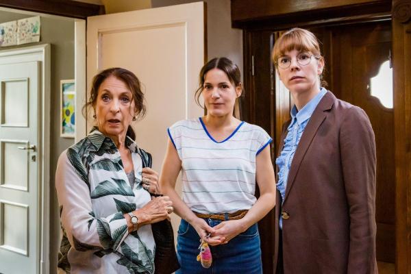 Bild 1 von 22: Im Bild (v.li.): Daniela Ziegler (Diana Wiedemann), Nicolette Krebitz (Katrin Wiedemann), Milena Dreissig (Frau Hödl).