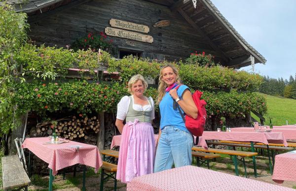 Bild 1 von 2: Moderatorin Tamina Kallert (rechts) und die Sennerin Lisi Matieschek an der Mayerlehenhütte auf der Gruberalm.