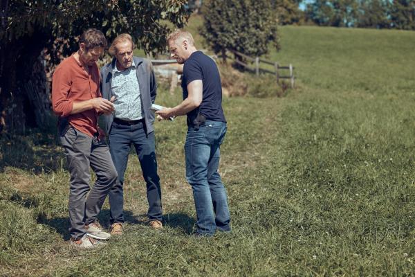 Bild 1 von 5: Bezirksinspektor Klaus Lechner (Andreas Kiendl, l.) informiert sofort Dr. Franziska Beck per Handy, dass er zusammen mit Major Max Herzog (Martin Gruber, r.) Spurensicherer Franz Wohlfahrt (Helmut Bohatsch, M.) gefunden hat.